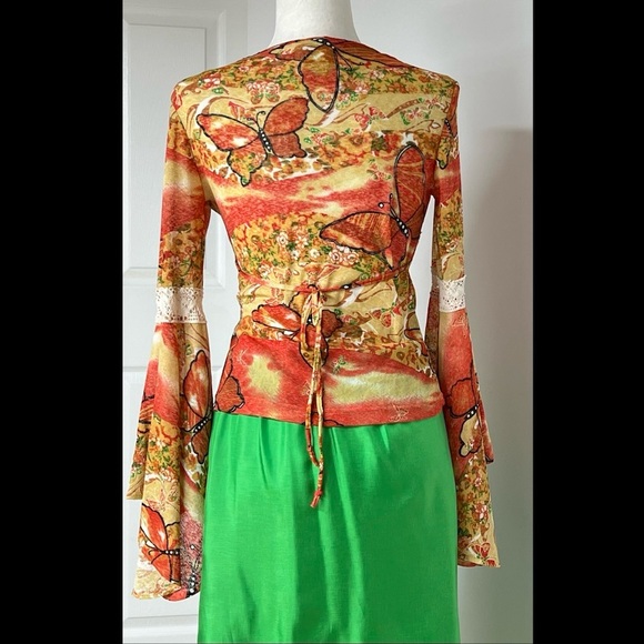 V-neck blouse defining femininity w/its flowery print, lace & flowing sleeves - Picture 13 of 16